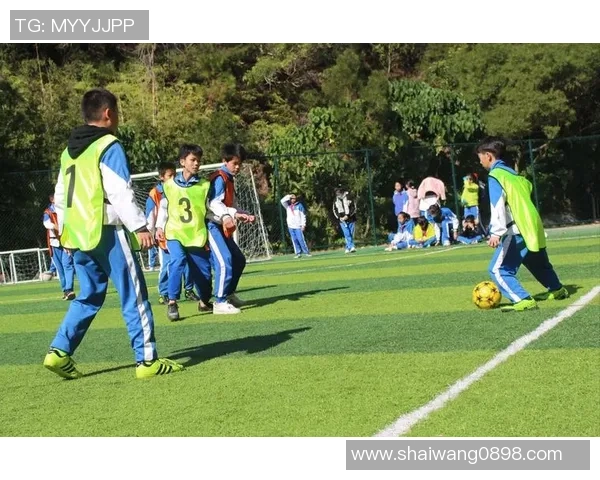 山大杯足球赛激情四溢学子们在绿茵场上展现青春风采与团队精神